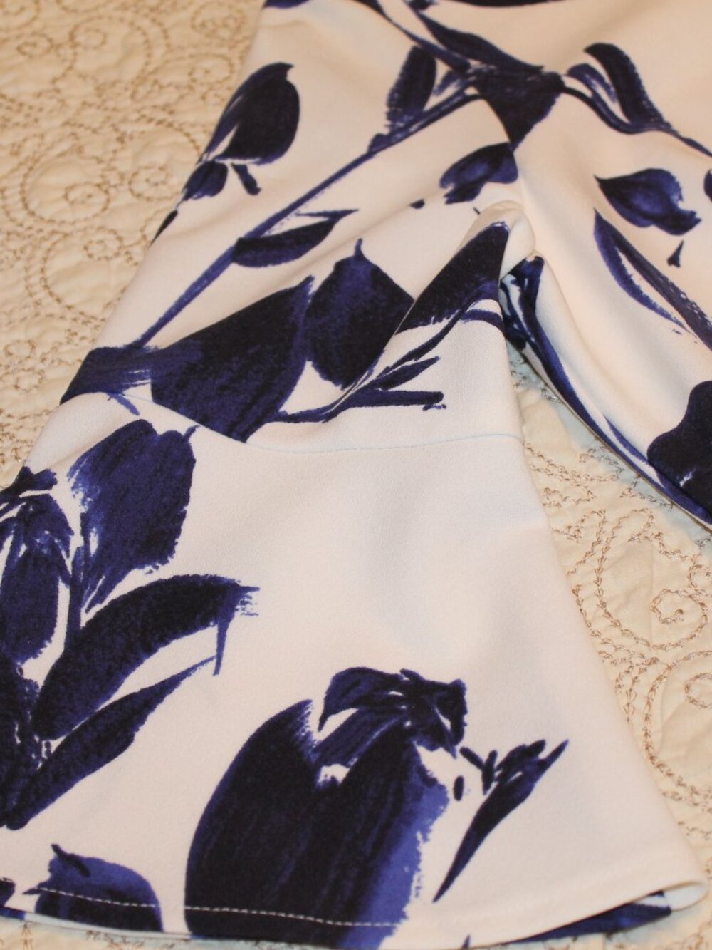 Vince Camuto Sheath dress Flower Floral design EUC - Picture 5 of 9